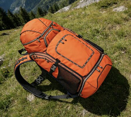 กระเป๋าผ้าโพลีเอสเตอร์กันน้ำสำหรับกีฬากลางแจ้ง พร้อมสีที่กำหนดเองและแผงตาข่ายด้านหลังเพื่อการระบายอากาศ